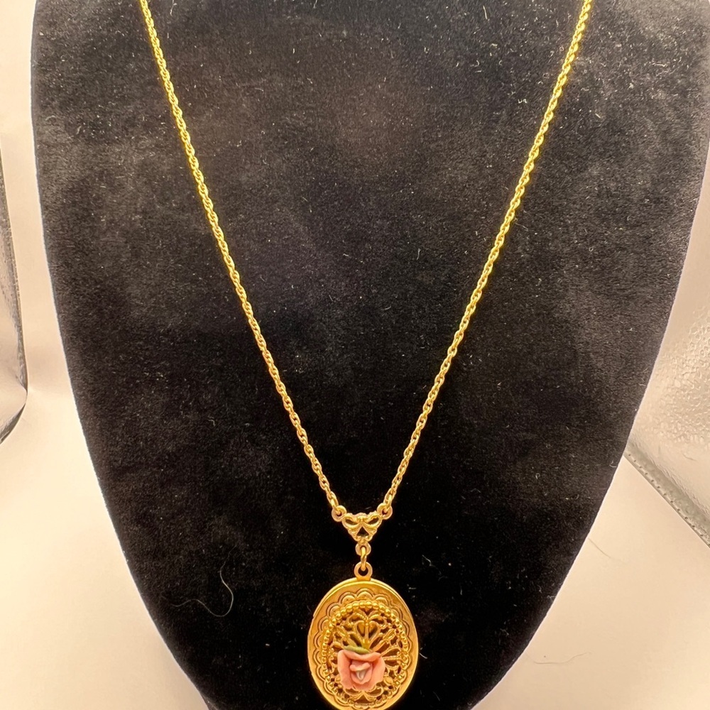 Vintage 1928 Pink Rose Locket on a gold tone chain - Picture 9 of 12